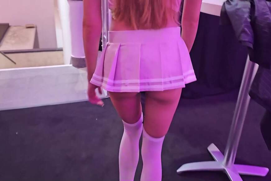LaylaVonHohensee: Mitten auf der Venus e*********t!! Erster B**wjob mit 18!