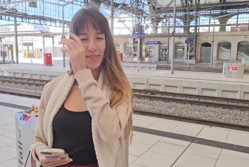 LaylaVonHohensee: Wenn das SEINE ELTERN sehen! Vom dreisten Fan am Bahnhof erkannt!!