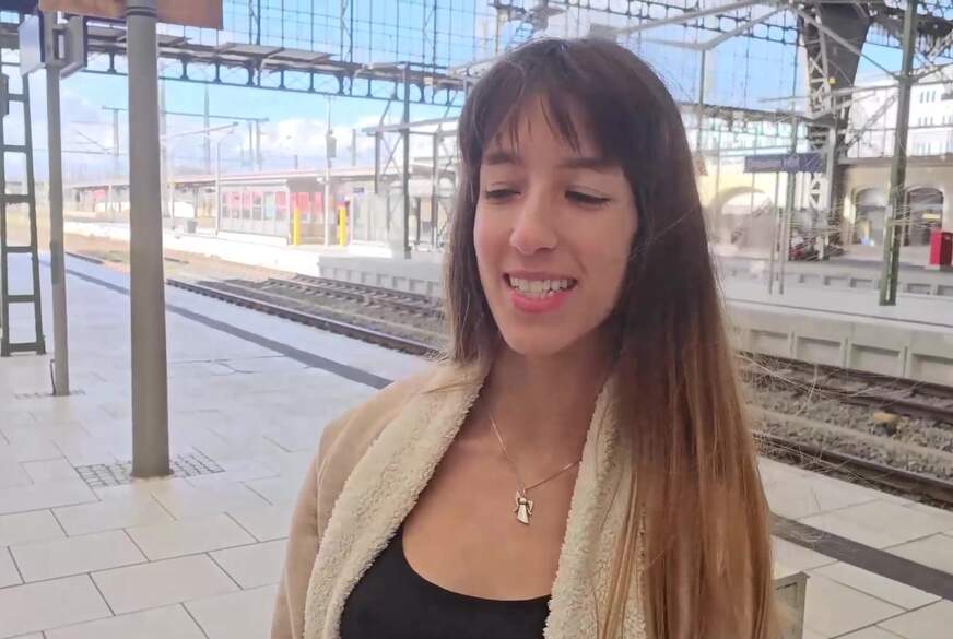 LaylaVonHohensee: Wenn das SEINE ELTERN sehen! Vom dreisten Fan am Bahnhof erkannt!!