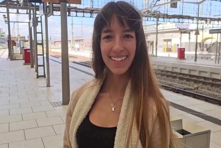 LaylaVonHohensee: Wenn das SEINE ELTERN sehen! Vom dreisten Fan am Bahnhof erkannt!!