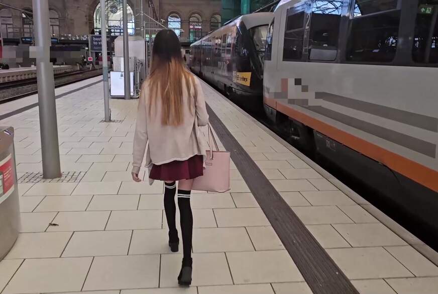 LaylaVonHohensee: Wenn das SEINE ELTERN sehen! Vom dreisten Fan am Bahnhof erkannt!!