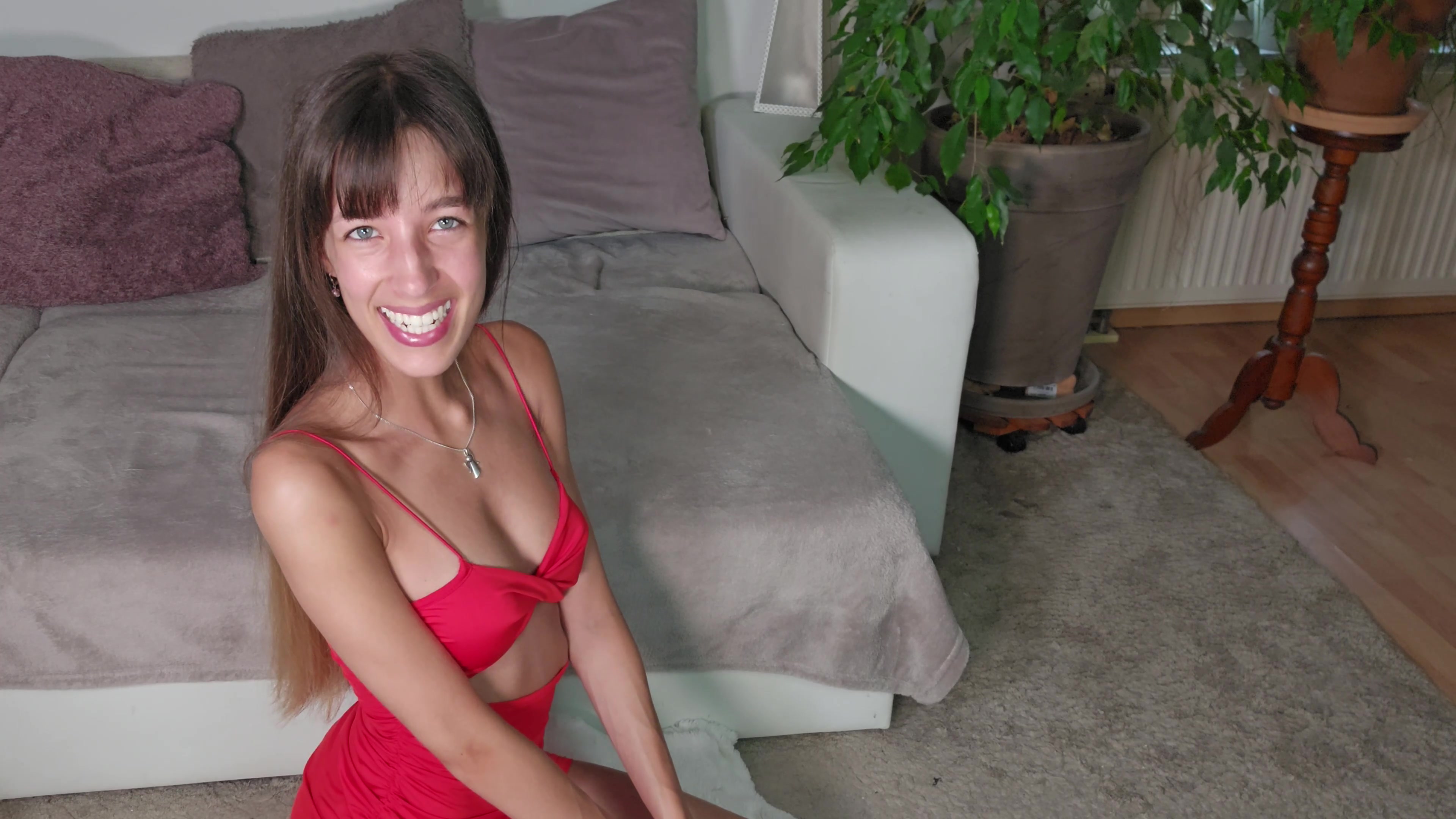 Warum tut er das? Stiefbruder betrügt dreist bei Verkostung! Ich bin seit dieser Woche wieder aus dem Urlaub zurück und da letzte Woche leider kein Video von mir online kam, dachte ich mir ich mache mal wieder ein bisschen was spezielles. Nämlich eine blinde Verkostung mit meinem Stiefbruder. Dass er die Idee von mir und meine verbunden Augen schamlos ausgenutzt wird, hätte ich mir wohl eigentlich auch davor denken können ;)
Es war aber trotzdem eine sehr geile Erfahrung das mit ihm gemeinsam zu testen. Du kannst mir ja gern mal verraten, ob du auch so weit bei der Verkostung gegangen wärst. Wenn dir das Video gefällt dann hinterlass mir doch gern eine gute Bewertung und einen lieben Kommentar :*