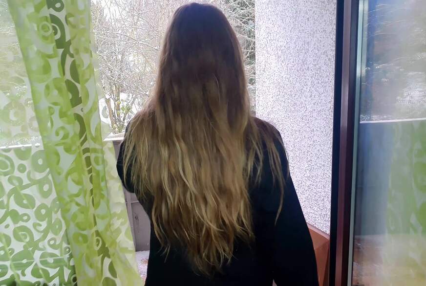 MuFuMilf: MuFuMilfs geile Winter P**s Show auf dem Balkon