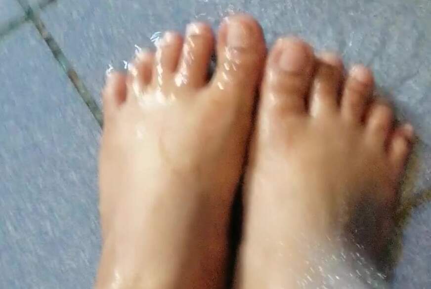 kazzandraa: Feet shower