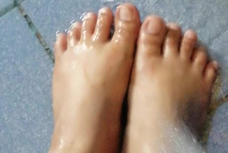kazzandraa: Feet shower