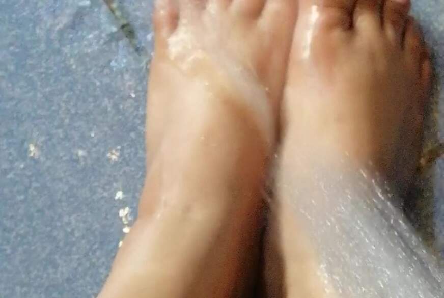 kazzandraa: Feet shower