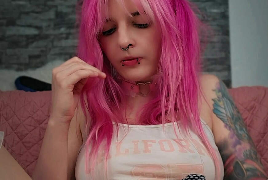 Emmilein: Mein Fantasy Dildo füllt meinen A***h!