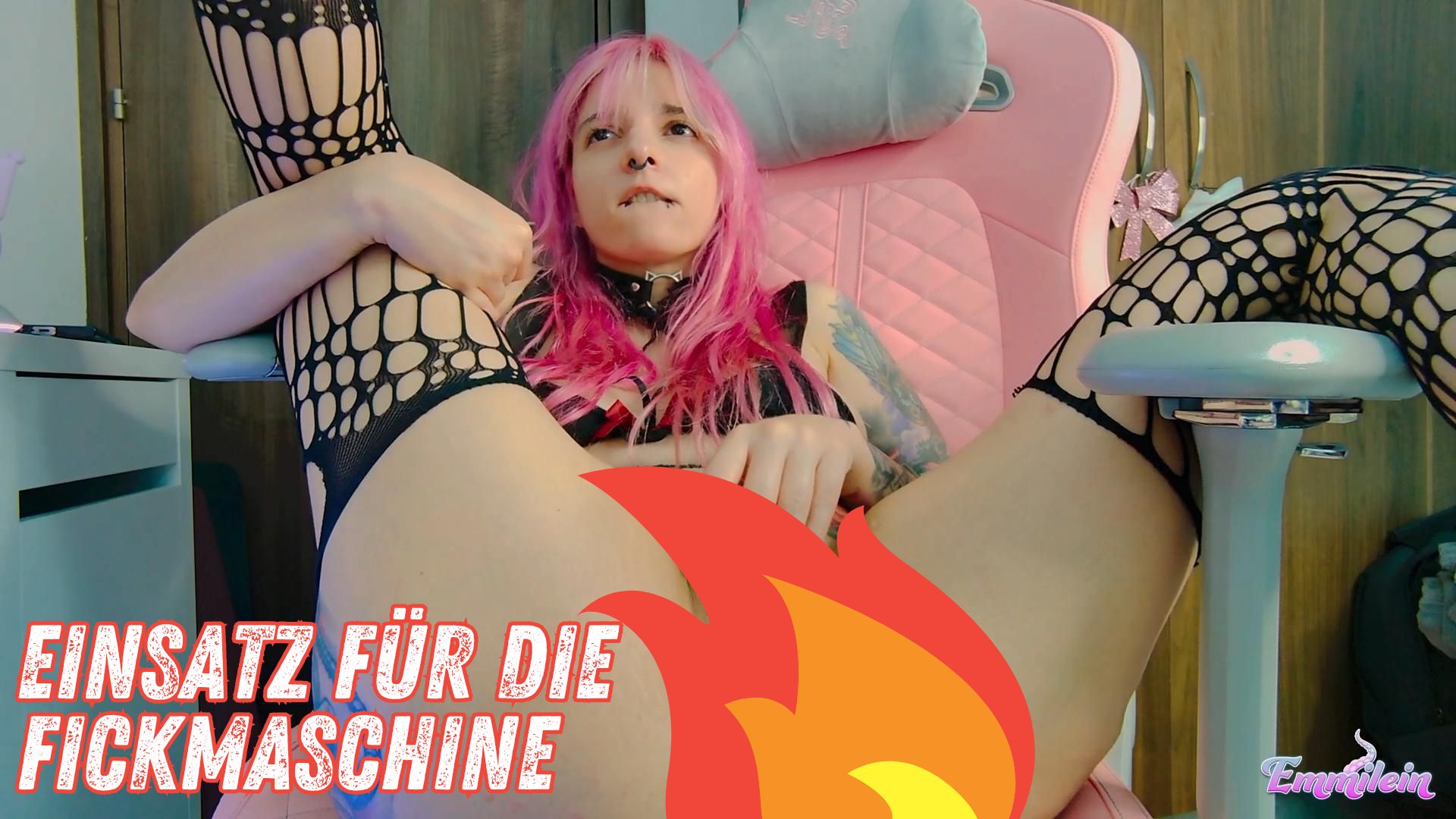 Nach dem letzten Mal konnte ich es kaum erwarten, meine Fickmaschine erneut einzusetzen.   Diesmal sitze ich auf meinem Stuhl und habe die Beine für dich schön breit gemacht, sodass du einen guten Blick auf meine Pussy und meinen Arsch hast. Ein großer Dildo ist bereits an meiner Maschine befestigt. Zuerst lasse ich mir damit mein enges, kleines Arschloch ordentlich durchficken und genieße jeden Stoß, während er mich vollständig ausfüllt. Dann wechsle ich und lasse die Maschine lange Zeit meine Pussy verwöhnen. Ein Vibrator, den ich gleichzeitig an meine Klit halte, verstärkt die Empfindungen und bringt mich näher an einen intensiven Orgasmus. Doppelte Lust - das solltest du nicht verpassen!  