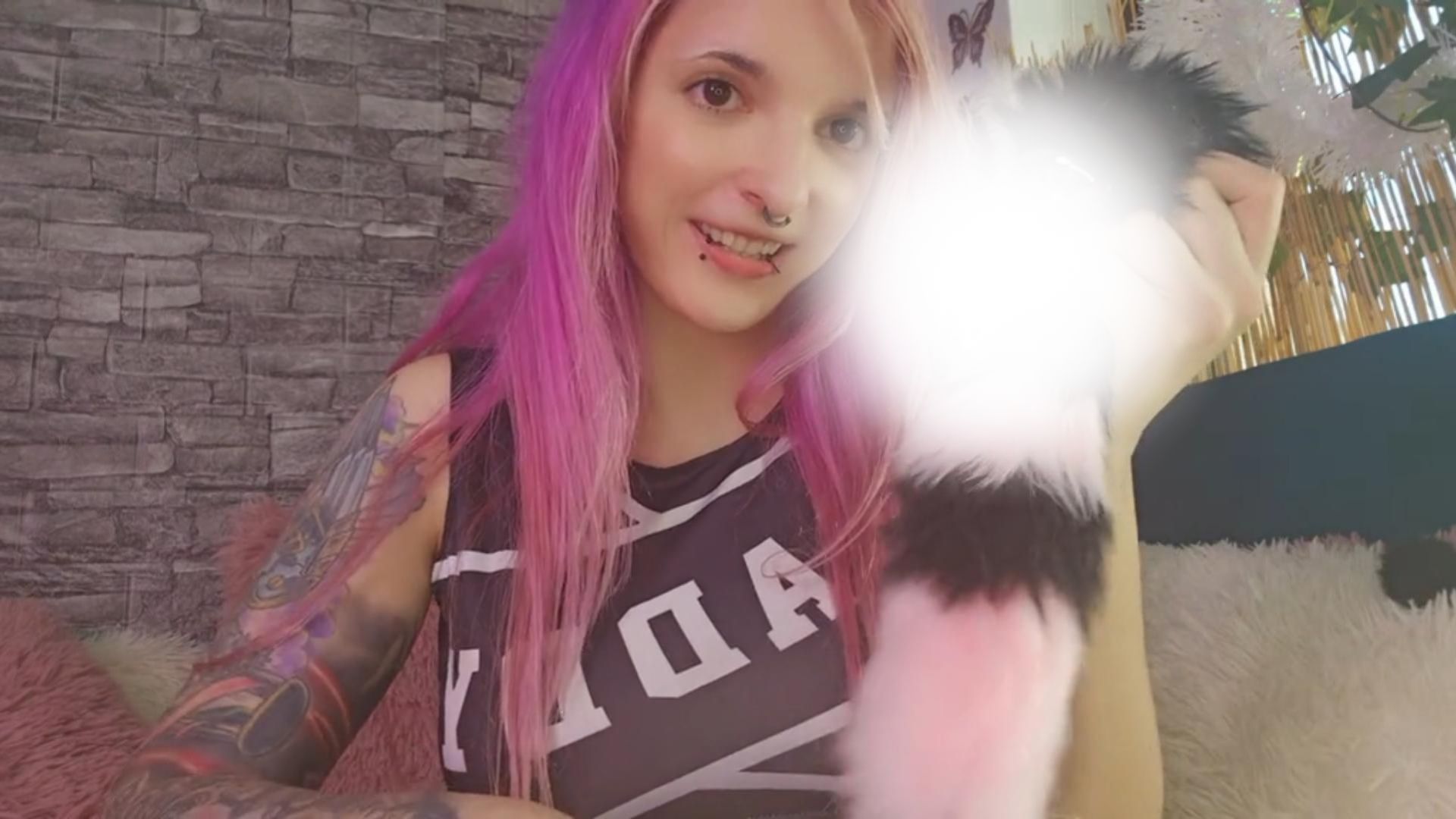 Ich wollte meine vielen Analplugs testen, da ich so viele habe.   Anfangs dachte ich, ich probiere einfach mal alle durch und schaue, wie weit ich komme. Also begann ich, einen nach dem anderen auszuprobieren. Als ich dann bei einem ganz besonderen Stück angekommen bin - meinen Analkugeln - hat mich der Ehrgeiz gepackt, wirklich alle reinzubekommen.   Doch irgendwie wurde ich dann zu geil... Aber schau selbst, wie das Ganze zu Ende ging!  Lass mich in den Kommentaren wissen, wie dir das Video gefallen hat!