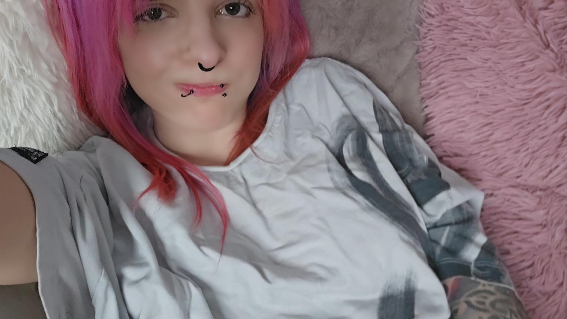 Nach einem langen Tag wollte ich einfach nur ins Bett und mich richtig entspannen. Also habe ich mir ein gemütliches Outfit angezogen und es mir unter der warmen Decke bequem gemacht. Doch bevor ich einschlafe, dachte ich mir, ein wenig Vergnügen kann ja nicht schaden - vor allem, da ich diesen Dildo geschenkt bekommen habe, den ich unbedingt ausprobieren wollte. Also legte ich ihn neben mich und ließ mich von der Lust leiten. Spontan entschied ich, das Ganze festzuhalten, und habe alles Close-up für dich gefilmt, während es immer intensiver wurde ;) War definitiv die perfekte Art, den Abend ausklingen zu lassen!   Wie hättest du den Abend mit mir verbracht? Lass mich in den Kommentaren wissen, wie dir das Video gefallen hat!