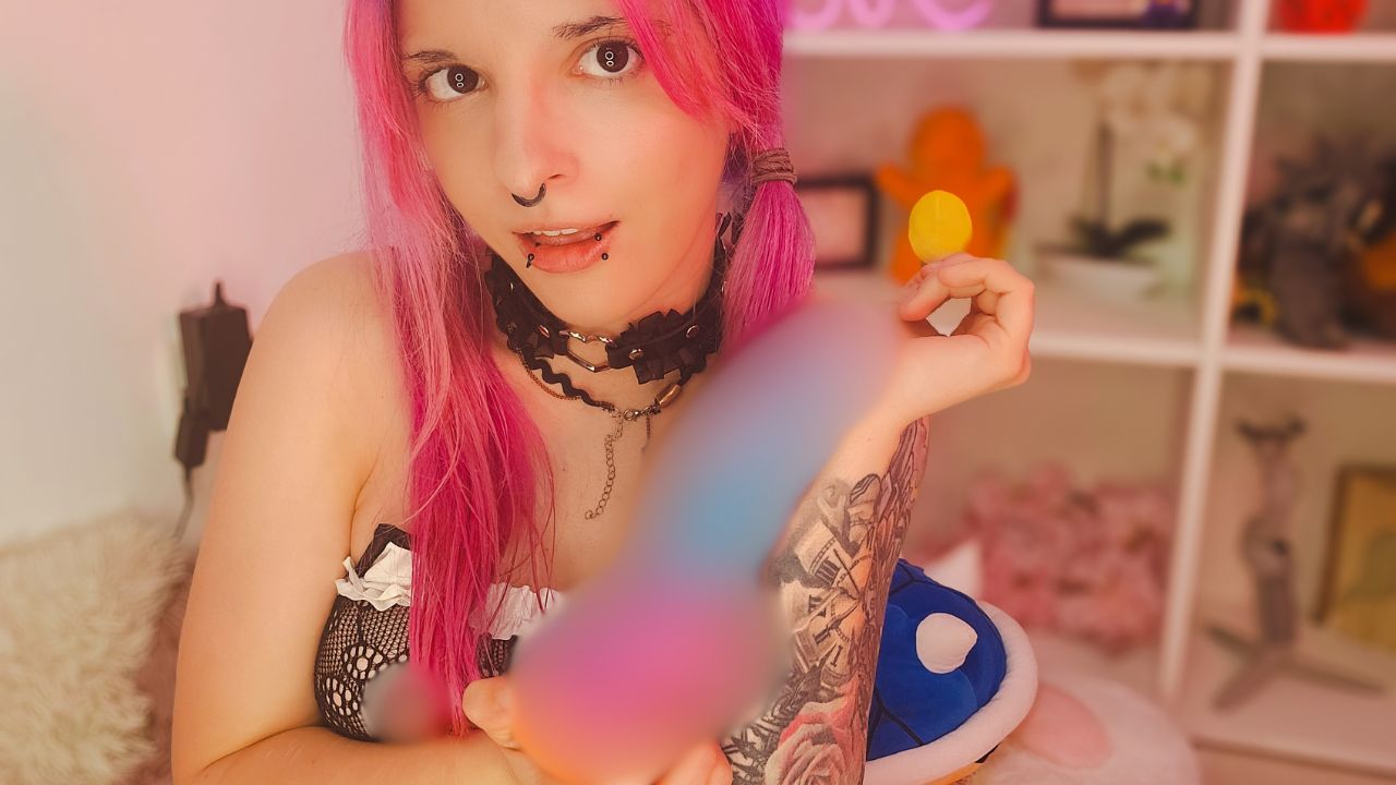 Ohman... es war viel zu lange her, dass ich meinen süßen kleinen Analplug benutzt habe. Keine Ahnung warum - aber es war echt mal wieder an der Zeit, ihn in die Hand zu nehmen und mich richtig damit zu verwöhnen.

Ich hielt ihn in die Kamera, drehte ihn ein wenig und erklärte dir mit einem frechen Lächeln, wie sehr ich mich darauf freue, ihn wieder tief in meinem Arsch zu spüren. Mit ein paar schmutzigen Worten wollte ich dich genauso heiß machen wie mich - und ich konnte es kaum erwarten, loszulegen.

Langsam drückte ich den Plug in mein enges Arschloch, fühlte, wie er mich ausfüllte, und spürte, wie die Geilheit in mir wuchs. Meine Finger glitten zu meiner nassen Pussy, ich fing an, sie für dich zu massieren, und stöhnte vor Lust. Doch ich wollte mehr.

Mit meinem großen Dragon Dildo ging es dann richtig ab - Stoß für Stoß, immer härter und tiefer, bis ich mich einfach nicht mehr halten konnte. In der Nahaufnahme siehst du ALLES: meinen gestopften Arsch!