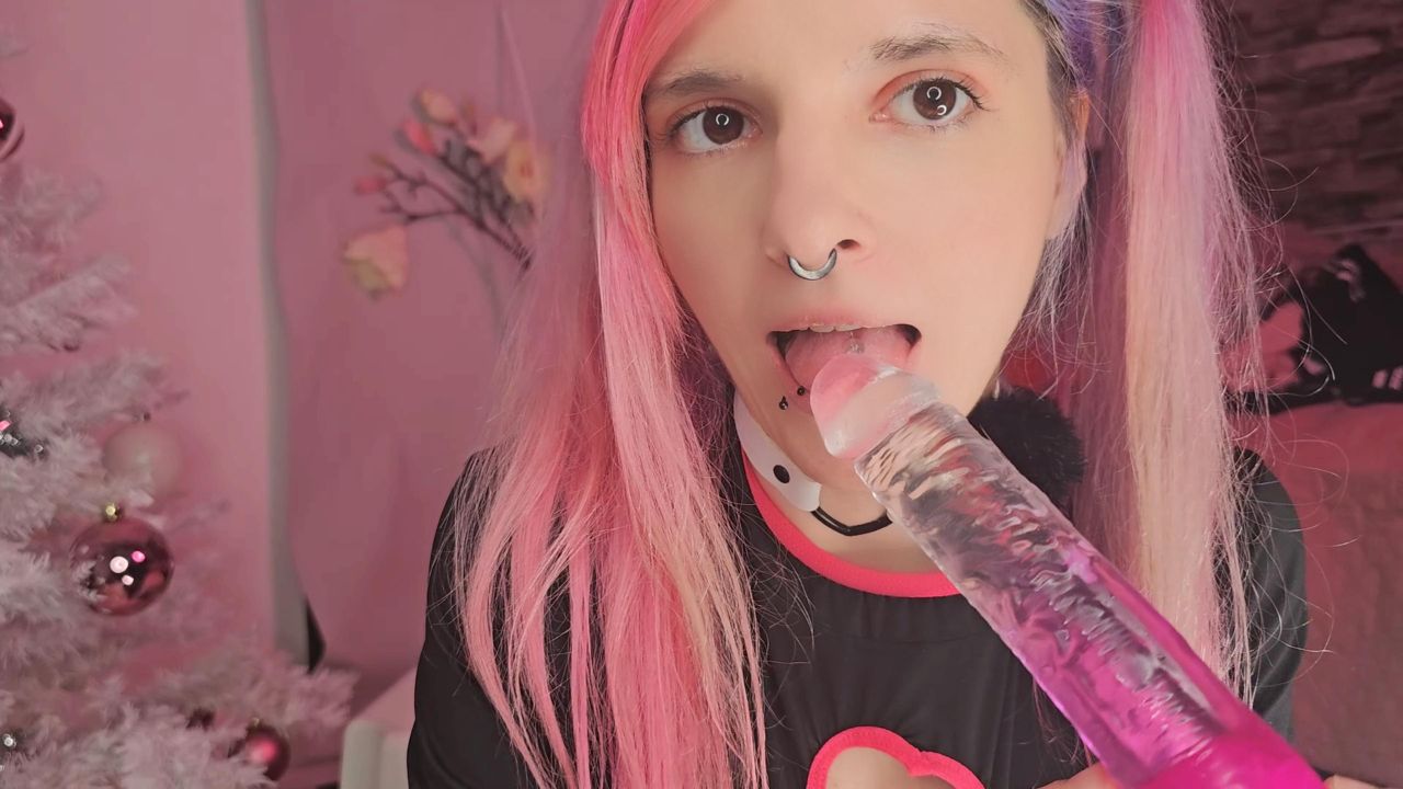 Unterm Mistelzweig wird normalerweise geknutscht... aber tja, Pech gehabt! Wenn schon kein Kuss, dann eben was Besseres: Ich nehme mir einen schönen Dildo vor, lasse meine Zunge über ihn gleiten schiebe ihn langsam zwischen meine Lippen und blase ihn richtig heiß. 
Zusätzlich fange ich an, mit meinen Händen an meinen Titten zu spielen. Massiere sie sanft und anschließend darf natürlich auch etwas Öl nicht auf den süßen Dingern fehlen! 

Lass mich in den Kommentaren wissen, wie dir das Video gefallen hat!  