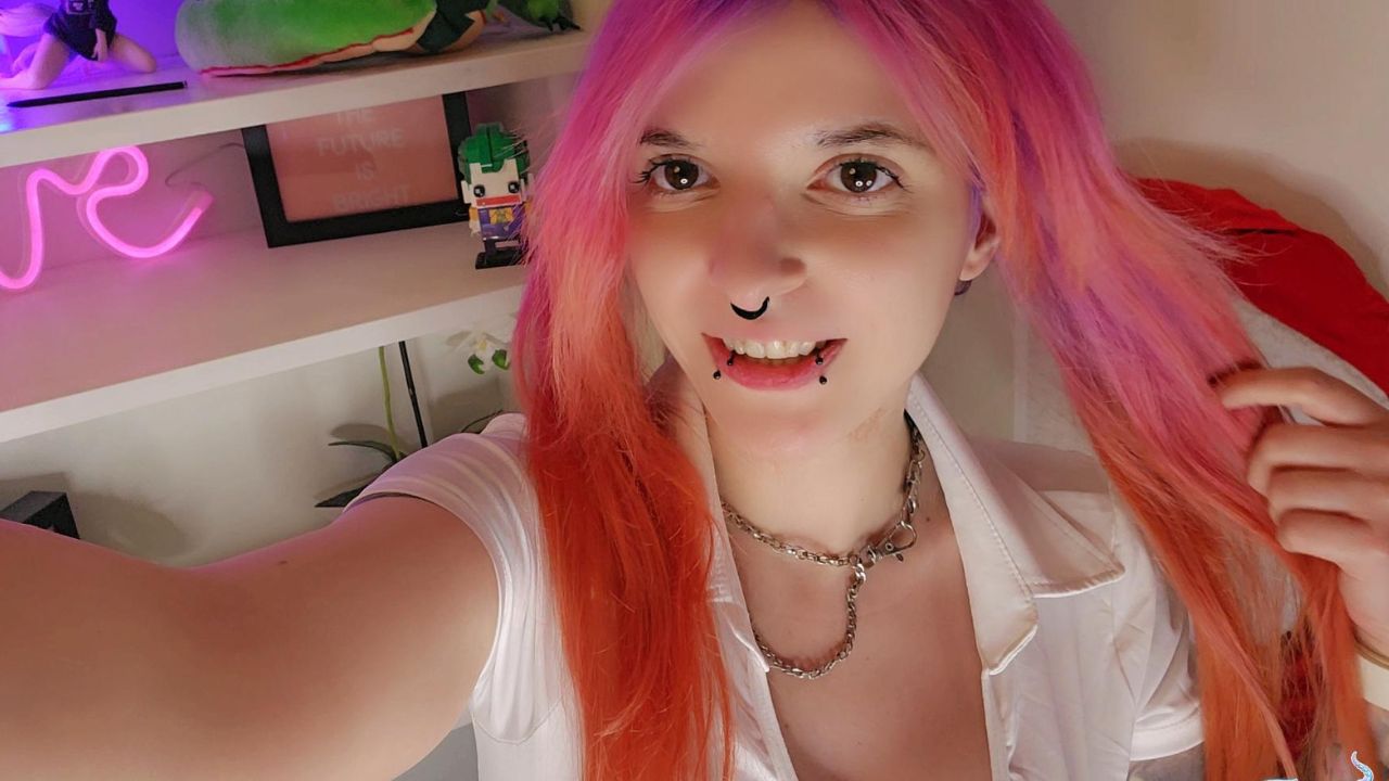 Was für ein Abschied... Ich war so verdammt geil und wollte unbedingt nochmal meinen geliebten Glasdildo benutzen. Schon beim ersten Stöhnen hört man, wie heiß ich bin - und ich genieße jede Sekunde mit ihm in meiner nassen Pussy.

Doch als ich dann heftig komme, passiert\'s: Ich lasse ihn fallen... und das war\'s.

Das ist mein letztes Video mit ihm - und es ist richtig heiß geworden. Wenn du mich nochmal mit diesem Toy erleben willst: jetzt oder nie!  