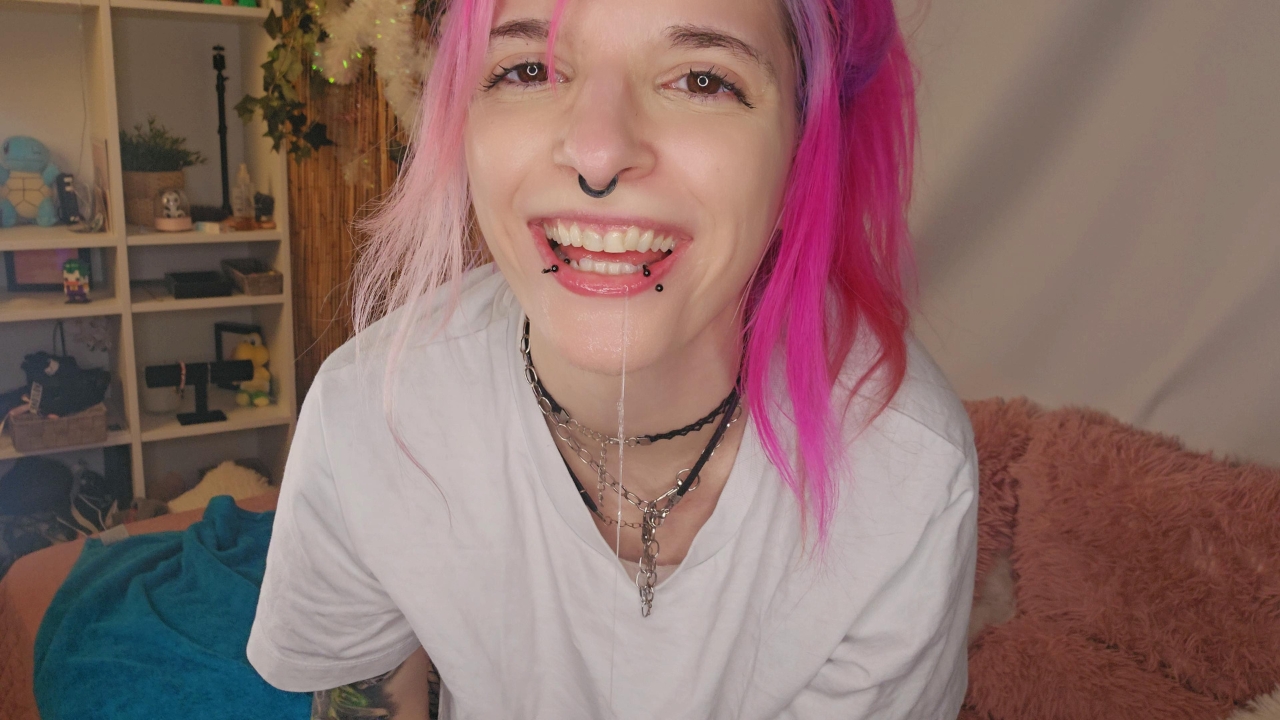 Ich nehme mir meinen Dildo vor und blase ihn so richtig sloppy - mit viel Spucke, sabbernd und hingebungsvoll.

Meine Lippen gleiten langsam drüber, während der Speichel an ihm runterläuft... Ich lecke, sauge, würge ein bisschen, und du bekommst jeden Moment aus der perfekten Perspektive zu sehen... stell dir nur mal vor, dass wäre dein Schwanz!  