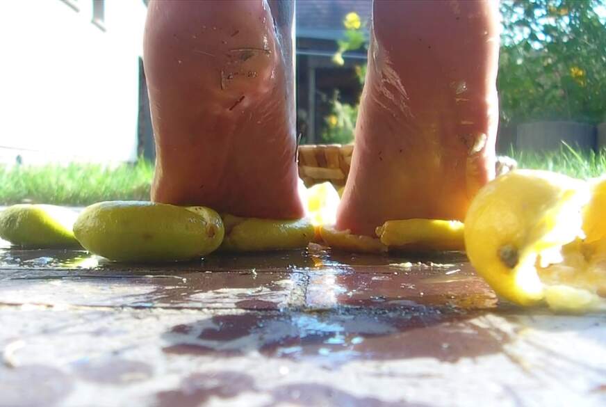 LadyVampira: Pretty Crushed Summer - S******nde Zitrusfrüchte unter nackten Füßen