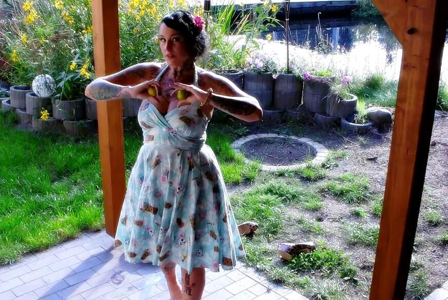 LadyVampira: Pretty Crushed Summer - S******nde Zitrusfrüchte unter nackten Füßen