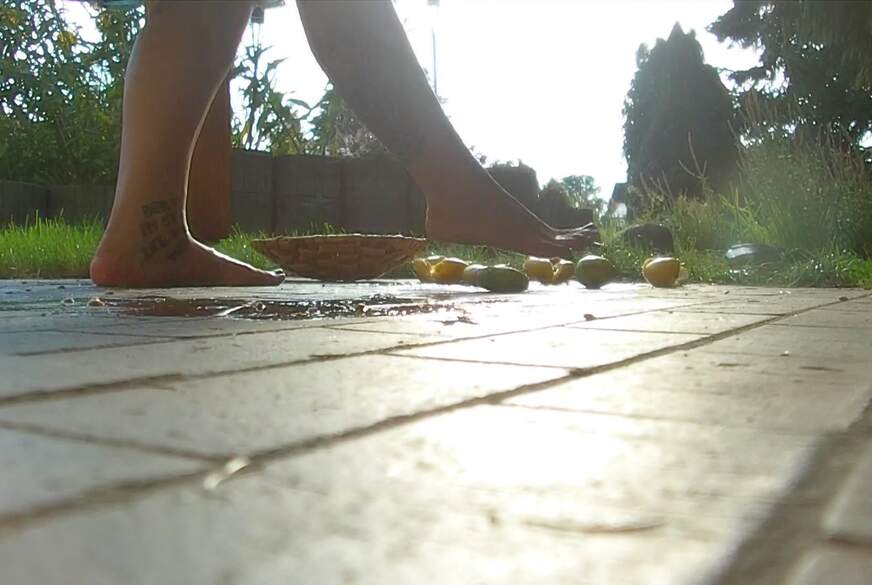 LadyVampira: Pretty Crushed Summer - S******nde Zitrusfrüchte unter nackten Füßen