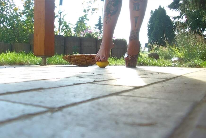 LadyVampira: Pretty Crushed Summer - S******nde Zitrusfrüchte unter nackten Füßen