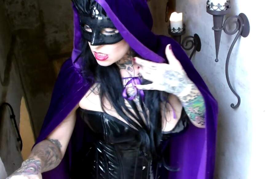 LadyVampira: Victim For Vampires  Halloween Special Bite 1