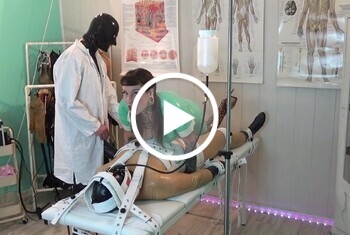 Der geile Herr Doktor inspiziert den Krankenhaus Patienten auf seiner Liege. In Segufix fixiert um die Dosis zu schlucken, die ihm der perverse Arzt verordnet hat! Mit dem Maulspreizer ist Gehorsam garantiert und der Schlauch führt tief in seinen Rachen. Für die medizinische Gummitherapie ist auch das Latexcatsuit notwendig, denn der Spermakranke benötigt die exakte Menge seiner Natursekt Medizin!