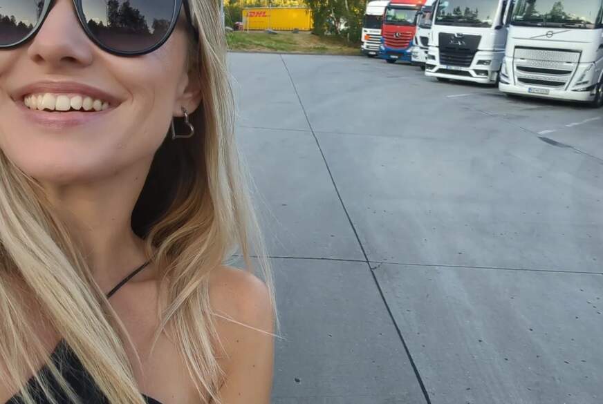 VickyFox: Einen LKW-Fahrer zum S******n gebracht. Immer geil auf Tour!