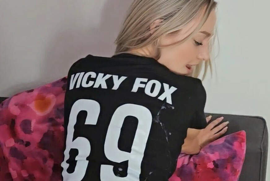VickyFox: Mein Gehirn P***y Z******t.a********t vom Stiefv**i AUTSCH