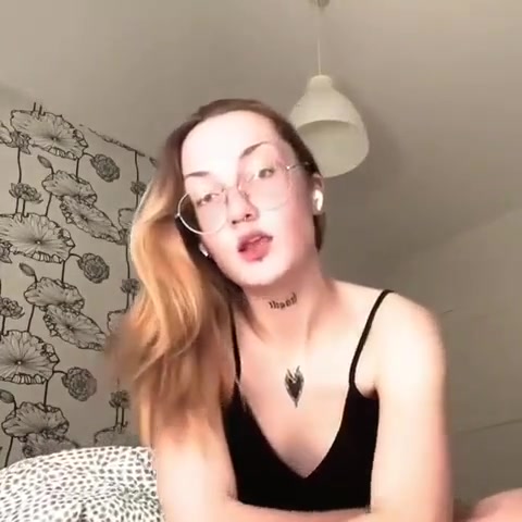 Du stehst auf heiße Ärsche, oder? Eine kleine Überraschung am Ende des Videos. Ich hoffe es gefällt euch...ich und mein Arsch :*