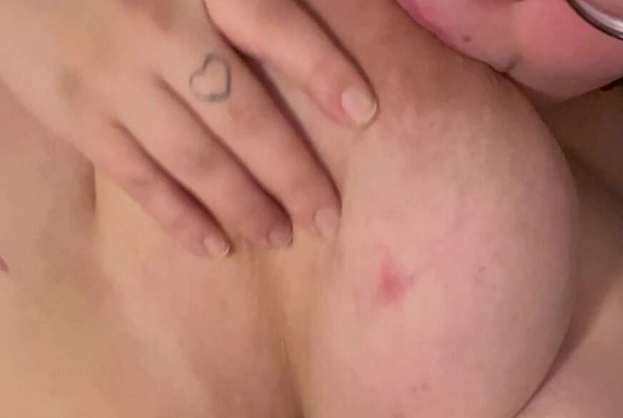 Theodora: Willst du meine Nippel naschen?