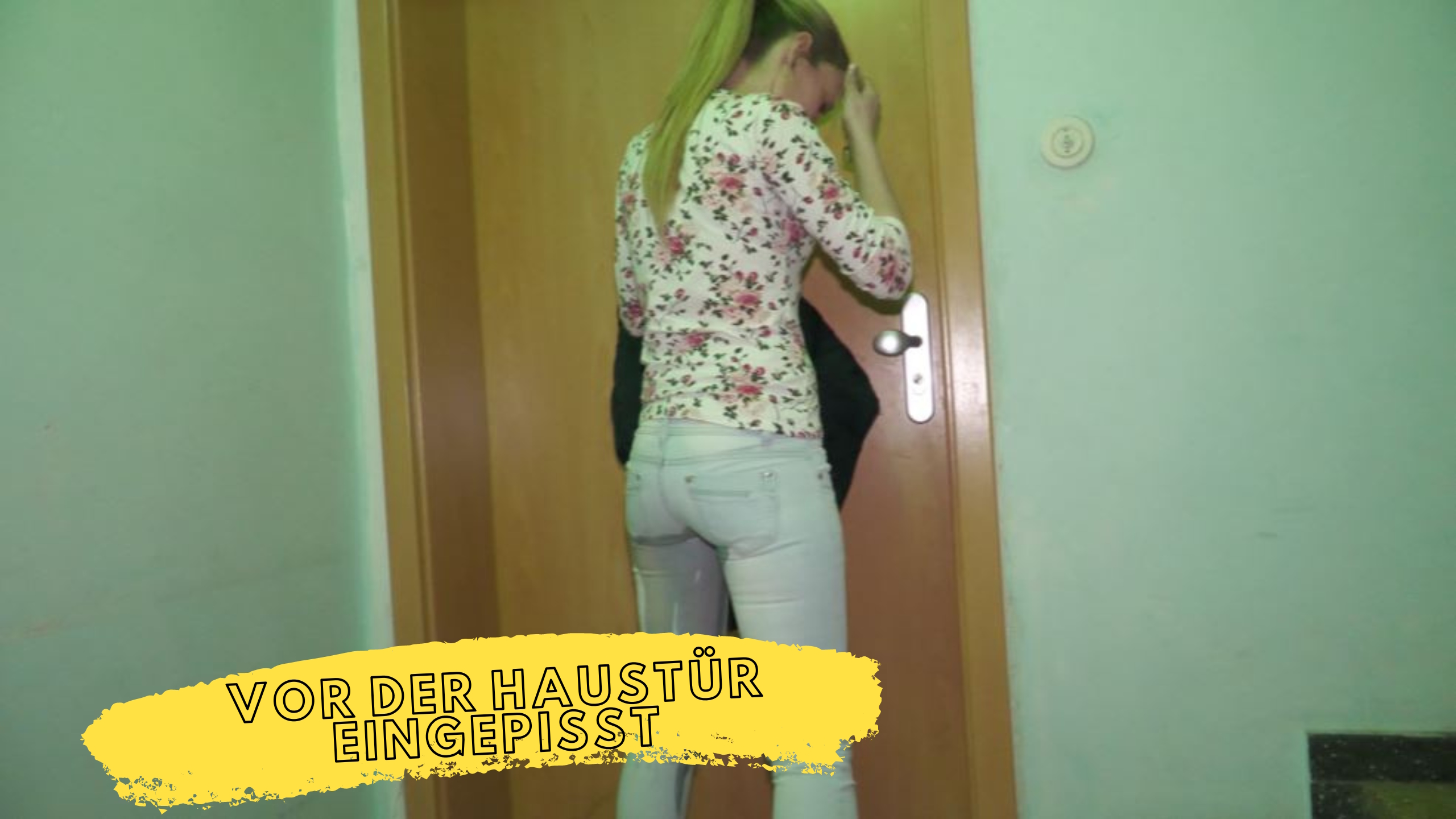 Vor der Haustür eingepisst! Schon auf dem Heimweg bemerkte ich dass ich auf die Toilette musste und dachte, komm schon das hältst du noch ein. Der Drang auf Toilette zu gehen wurde immer stärker. Ich versuchte mich zu konzentrieren und an was anderes zu denken. Als ich dann zu Hause ankam suchte ich schnell meine Schlüssel, ich konnte kaum noch einhalten. Was aber dann passierte hätte ich mir niemals ausmalen können. Wie peinlich…