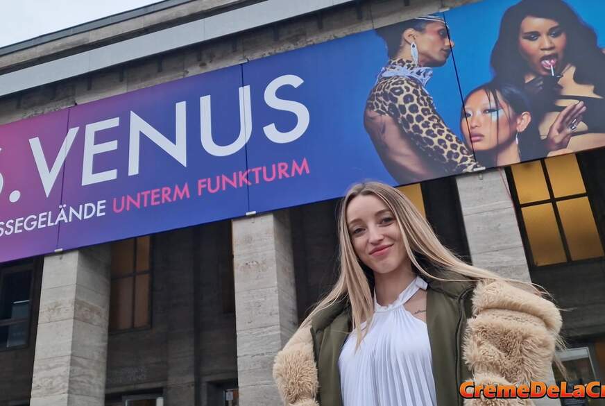 Fan B**wjob auf der Venus 2023 von CremeDeLaCreme