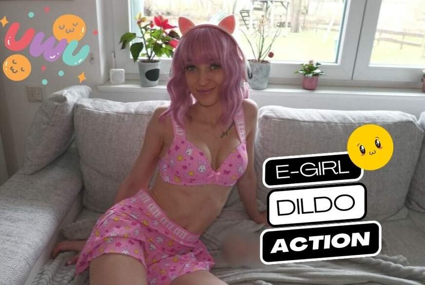 CremeDeLaCreme: E-Girl besorgt es sich geil auf der Couch