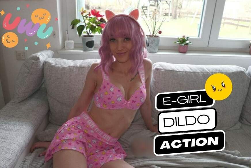 E-Girl besorgt es sich geil auf der Couch von CremeDeLaCreme
