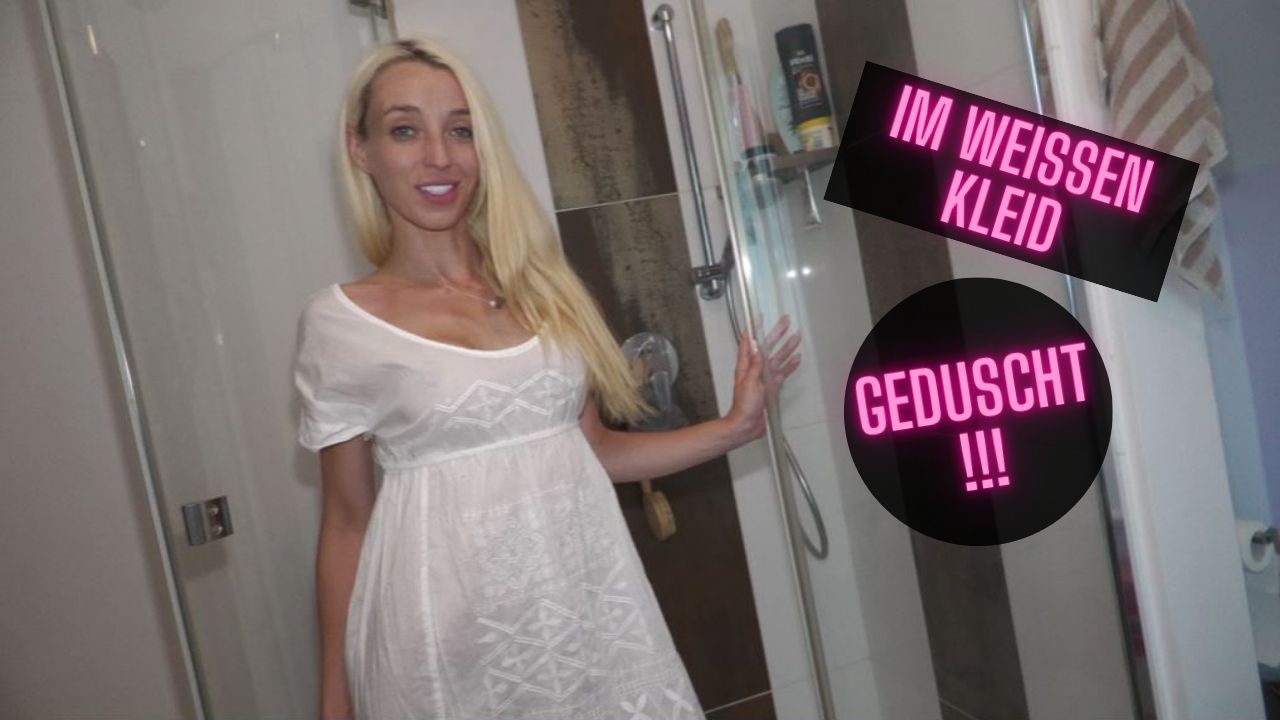 Im weißen Kleid geduscht Auf Wunsch eines Users habe ich ein weißes Kleid angezogen und bin erstmal schön damit duschen gegangen. Was ein Anblick man konnte alles durchsehen.