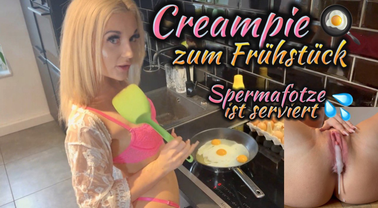 CREAMPIE ZUM FRÜHSTÜCK !! SPERMAFOTZE IST SERVIERT !! Am Wochenende war ein Kumpel zu mir bei Besuch und ich wollte uns ein leckeres Frühstück machen. Bei dem heißen Anblick von mir in Unterwäsche am Herd konnte er sich aber einfach nicht zurückhalten. Nja sein Frühstück muss er sich ja auch erst verdienen. Und was soll ich sagen, gute Arbeit hat er schon geleistet. Haben es richtig geil auf meinem Esstisch getrieben und zum Schluss hat er mir meine Fotze mit seinem kompletten Saft vollgepumpt. Das war ne Ladung sag ich dir. Schau dir an, wie ich alles bis auf den letzten Tropfen wieder auspresse.