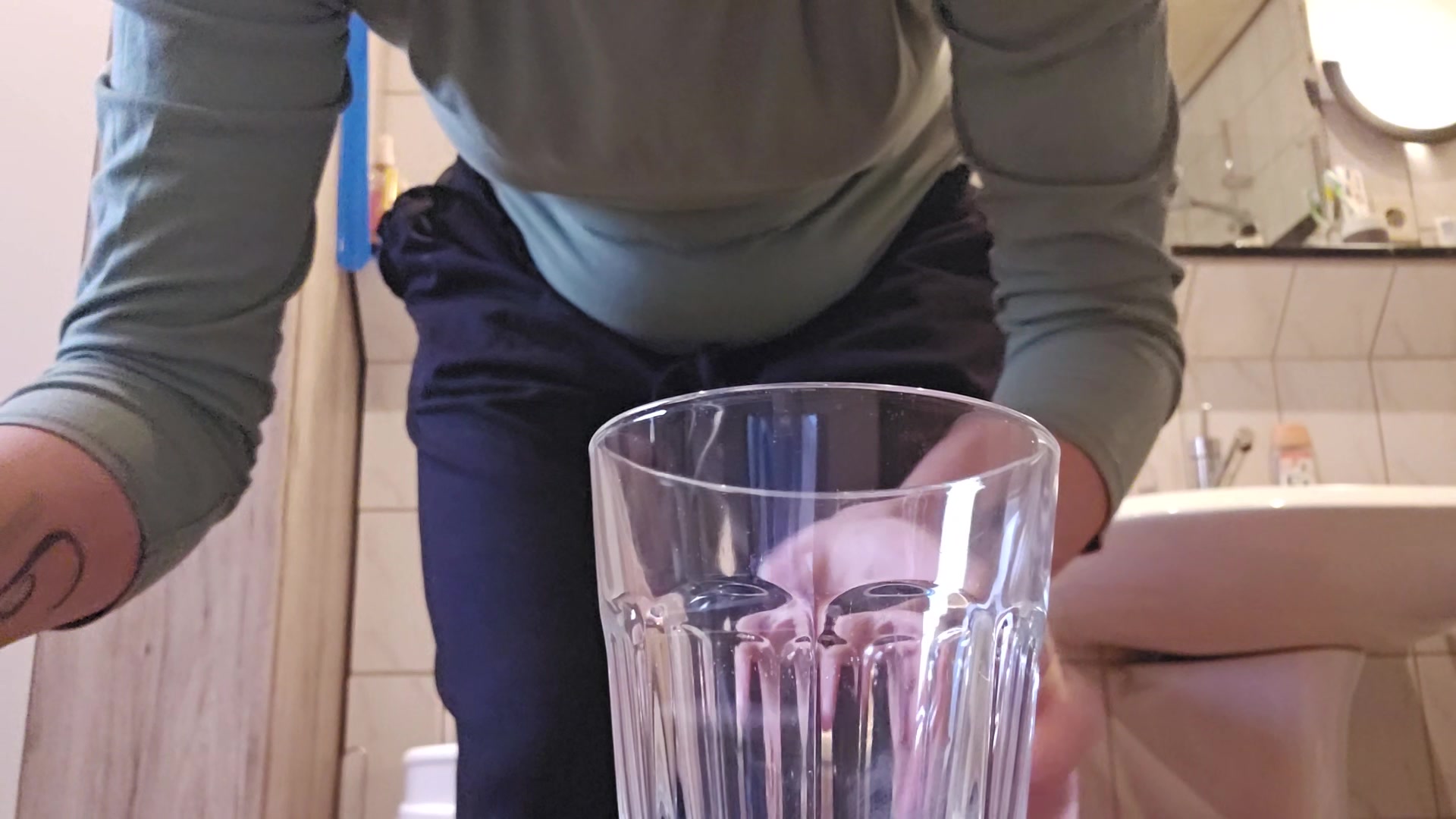 Hey Ihr lieben, wie Ihr wisst, ging es mir ja die letzte Zeit nicht so toll.. Ich war erkältet, hatte Magen Darm und habe mich total ausgepowert gefühlt..

Nun ja, ich hatte vor paar Wochen einen Creampie mit meinem Mitbewohner und ich dachte mir so... vielleicht bin ich ja auch Schwanger? Würde auf jedenfall alles zusammen passen ( aber man kann sich ja auch viel einbilden ).

Deswegen habe ich einfach mal mit euch 2 Tests gemacht.... Schau mal was bei raus gekommen ist.......

Das ist mein Privatestes Video, was ich jemals gemacht habe !!!