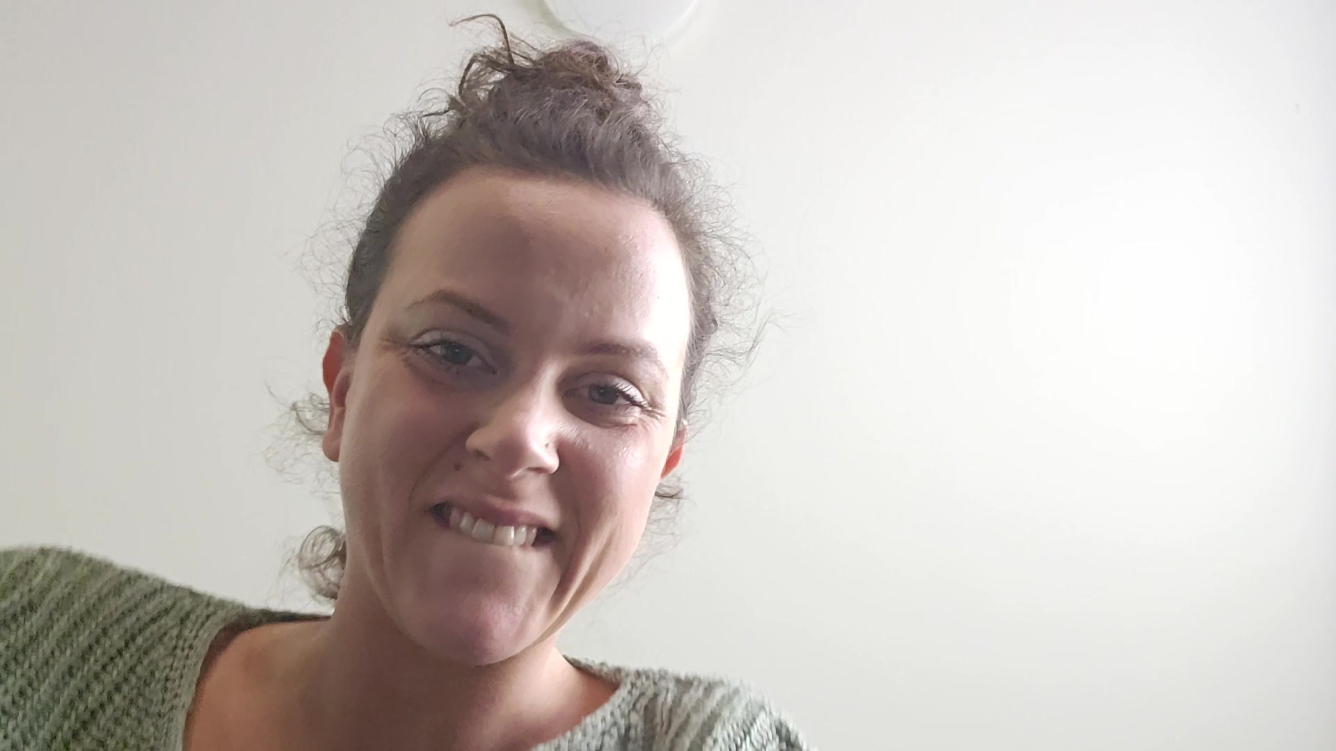 POV:
Wir sind Zuhause und du liegst schon im Bett. Ich komme zu dir geschlichen und möchte, dass du meine Pussy verwöhnst Liebling !
Ich setze mich auf dein Gesicht und will, dass du mein enges, nasses Loch schön mit deiner Zunge verwöhnst bis ich gekommen bin !