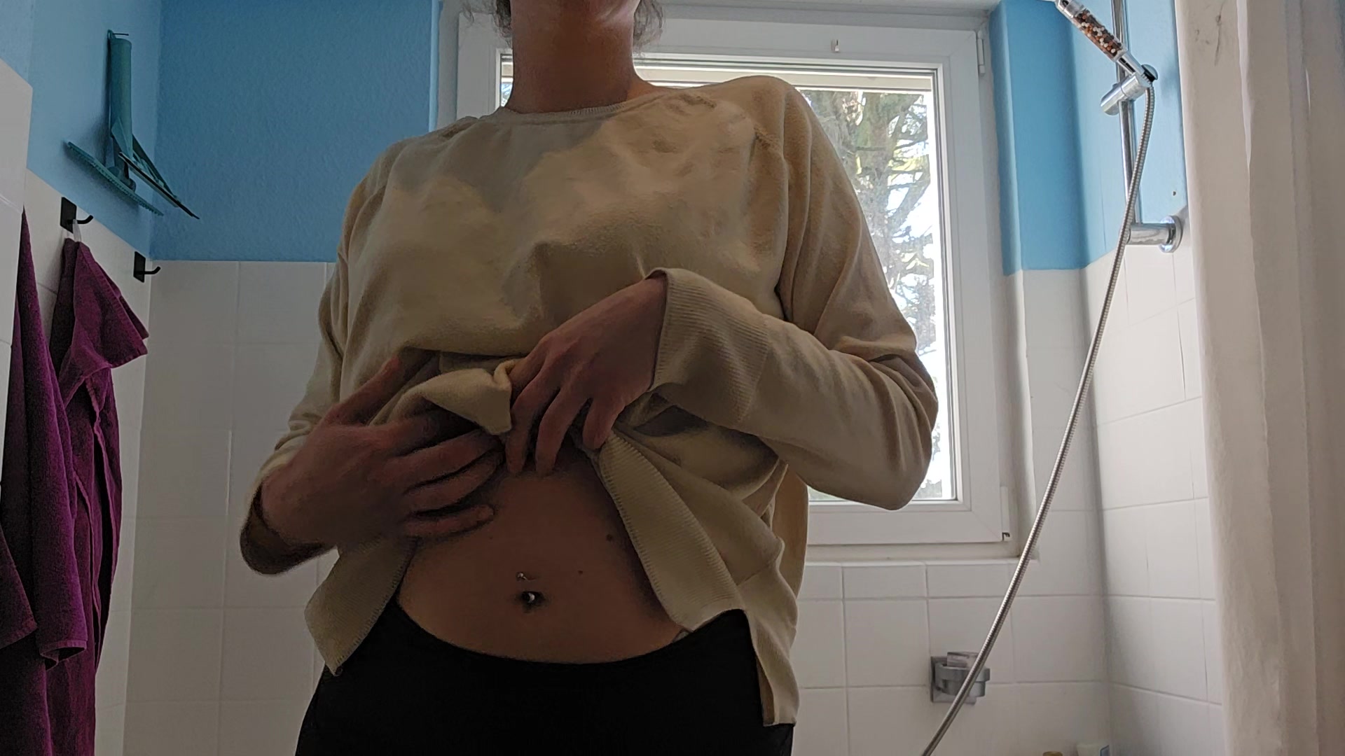 Heftiger Orgasmus und voll ausgelaufen ! Vorsicht, sehr laut !!! Ich war wieder richtig Schwanzgierig und da keiner in meiner Nähe war, musste ich es mir selbst heftig besorgen unter der Dusche!!!!
Meine schmatzige, nasse Pussy hat nur auf einen fetten Schwanz gewartet !!
Es war eine Explosion und meine Pussy ist vor Geilheit einfach nur ausgelaufen !!!

Viel Spaß beim abspritzen

ABER VORSICHT ! ES WIRD SEHR SEHR LAUT !!!!!!!!!