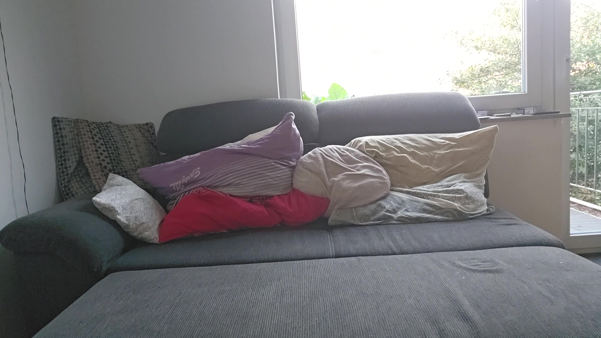 Ich hatte mal wieder richtig Langeweile und mein Mitbewohner war nach langer Zeit mal wieder in der WG ! Also dachte ich mir, ich will seinen Schwanz tief in mir spüren um meine Lust zu befriedigen!!!
Sein Schwanz musste erstmal schön hart werden, also habe ich ihm erstmal einen geblasen was mich soo feucht gemacht hat, dass als ich seinen harten Schwanz in mir hatte, meine nasse fotze erstmal anfing zu schmatzen !!!! OMG ich war sowas von geil !!!! Dann hat er mich im Doggystyle gefickt und schön tief in mir abgespritzt !!! Ich zeige es dir wie der ganze Saft raus läuft !!!
Wie findest du meinen Babybauch? Ist groß geworden oder? :* :*