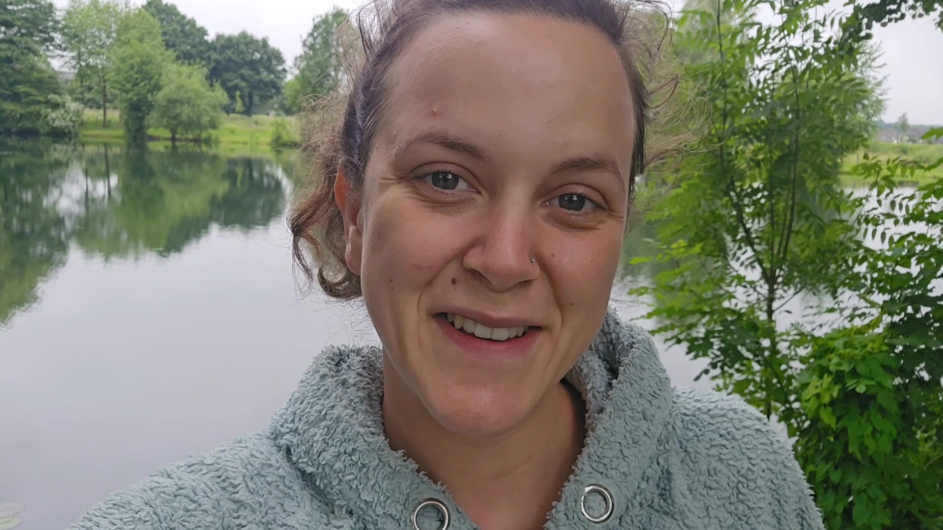 Ich war mal wieder am See und nicht alleine!!! Der Angler hat mich ständig angeguckt und unsere Blicke treffen sich ständig!!! Meine saftige Fotze studiert seinen Schwanz nur noch studiert und er studiert meine Lust befriedigen!! OmG...es war mein allererster Outdoor-Fick!!! Und dann pumpt er auch noch sein ganzes Sperma in meine auslaufende, nasse Fotze!!! Was gibt es geileres als am See zu ficken und dabei vielleicht noch erwischt zu werden?!