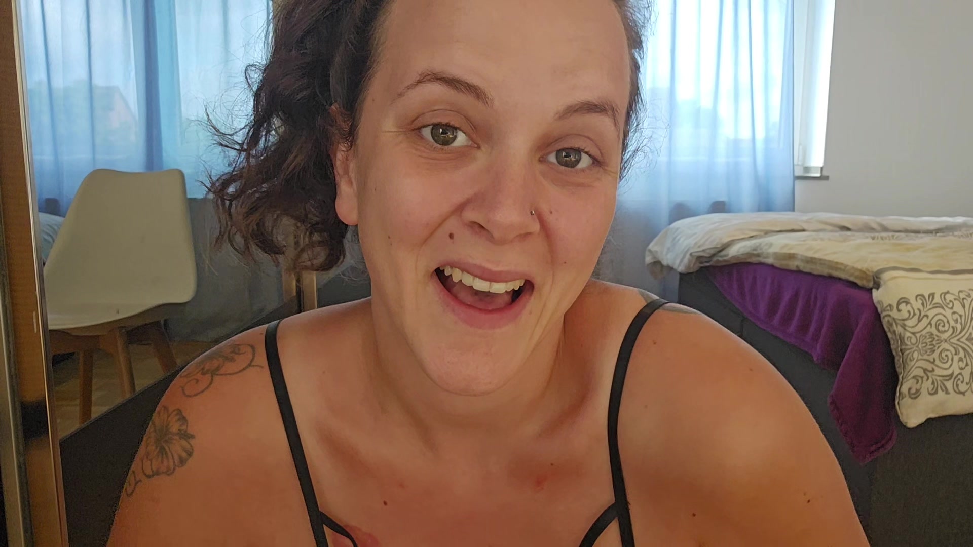 Ich wollte mal was neues ausprobieren und habe mir den Messbecher geschnappt, mich auf den Stuhl gesetzt und versucht zu treffen....

Hättest du es lieber direkt in deinem Mund gehabt??