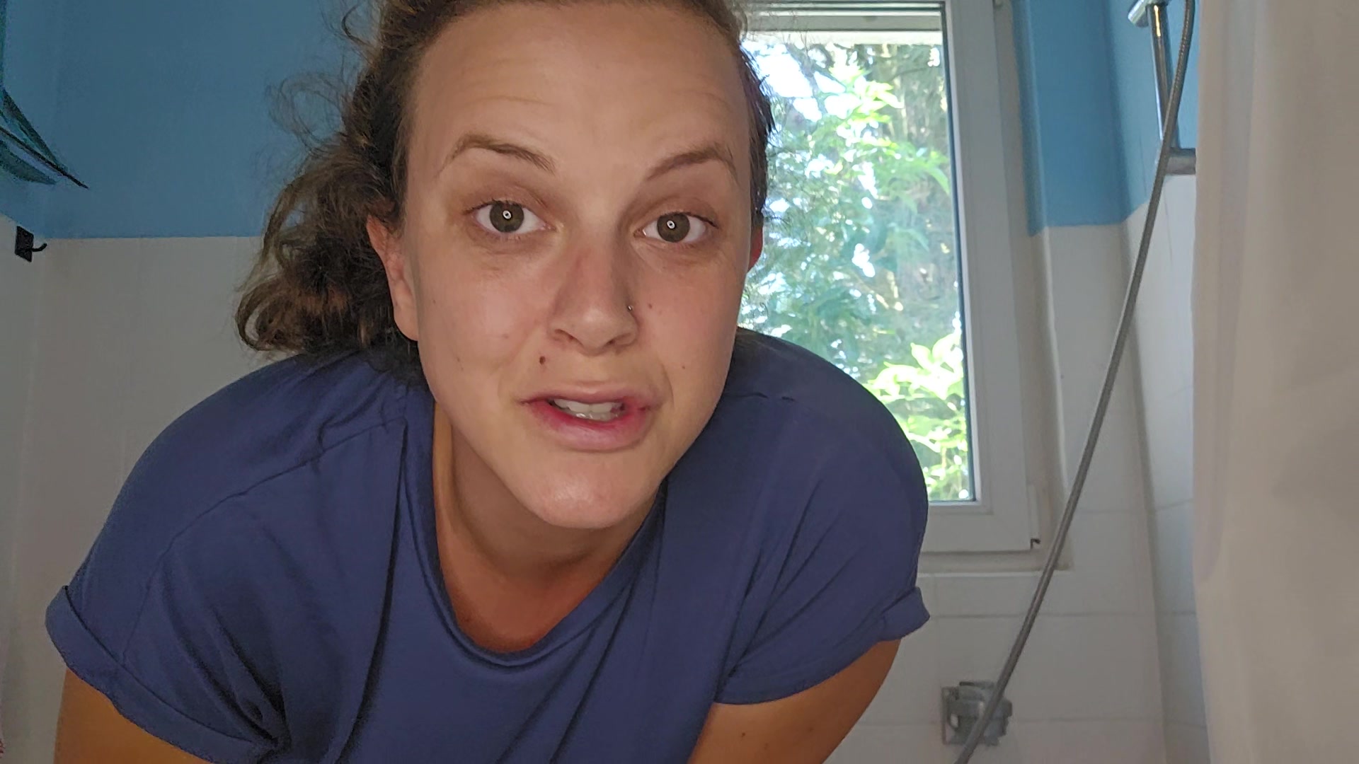 Gehst du mit mir zusammen duschen? Hilfst du mir beim einseifen? :* :* Meine dicken Milchtitten und mein Kleiner Babybauch wollen verwöhnt werden von dir ! Und dann kannst du mir noch schön beim eincremen helfen mit meiner kleinen Kugel :)