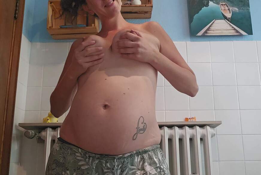 JennaSecret: D**ker Bauch und d**ke Milchtitten mit Vormilch !