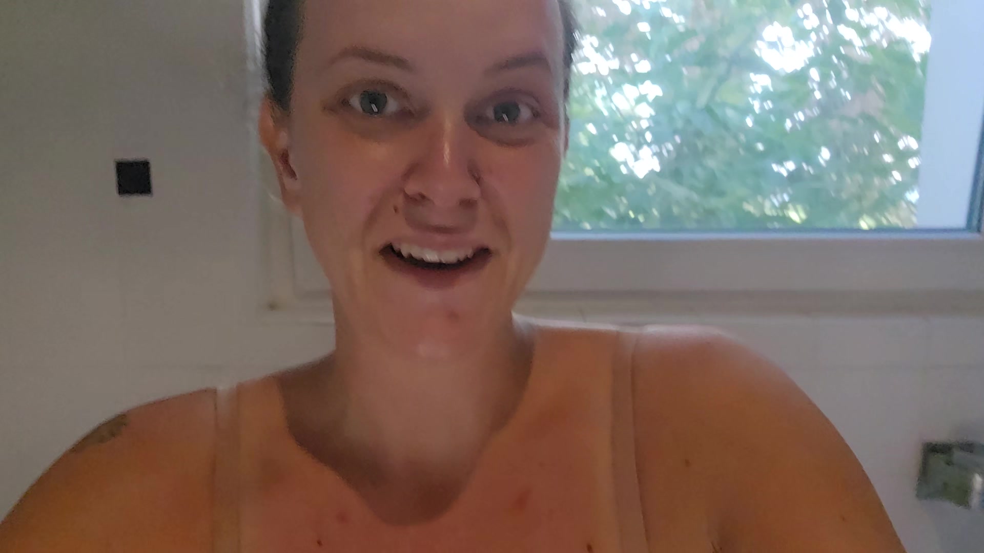 Wow.. also ich habe mir ja schon gedacht das es schwer wird sich zu rasieren mit einem dicken Bauch... aber das war verdammt anstrengend ^^ und als ich mich dann rasiert habe.. wurde ich doch schon ziemlich geil.... für dich extra in Nahaufnahme!!! :)