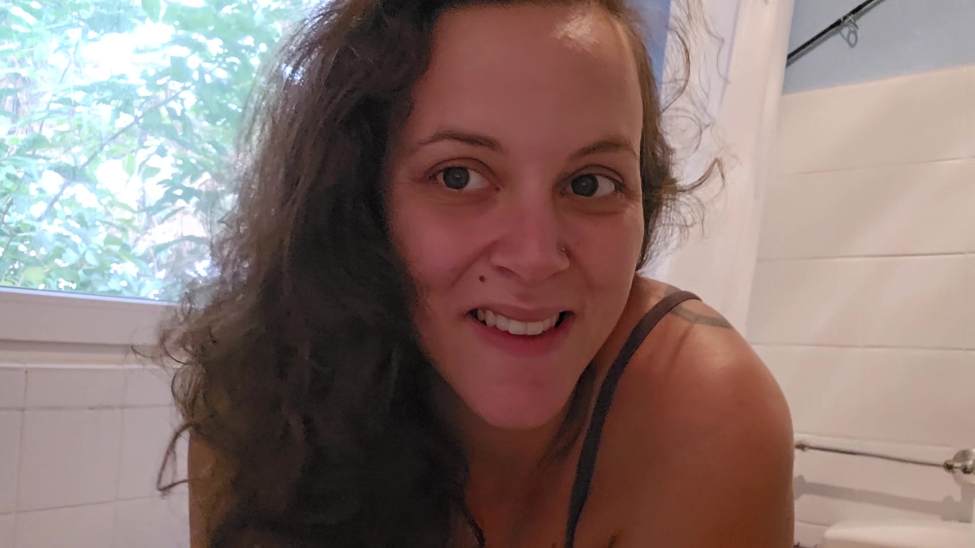 Kommst Du mit in die Dusche? 
Ich hatte vor der Entbindung noch mitgefilmt, als ich total geil in die Dusche gestiegen bin und es mir geil besorgt hab ;)