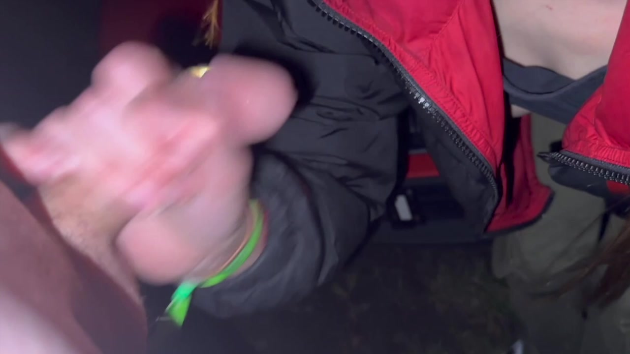 Für seine Hilfe darf er gleich zweimal spritzen?!? Ich habe seinen NNN ruiniert!!! Hey mein Lieber ^^ 
Ich habe wie so oft Abends eine kleine Ausfahrt gemacht als ich plötzlich blöderweise von der Straße abkam und einen Platten hatte   
Ich wusste leider nicht genau wie ich bei dem Auto den Wagenheber ansetze und wo der im Auto überhaupt ist. Zum Glück kam nach einer kurzen Weile ein netter Helfer  
Mein Auto war wieder flott und irgendwie musste ich mich ja revanchieren    Er wollte meine Nummer aber ich hatte da einen ganz anderen Plan  
Prompt war seine Hose unten und ich hatte seinen Schwanz schön in meinem heißen Mund. Als er dann schon richtig steif war meinte er dass ich seinen No Nut November versaue    
Er hatte schon so viel angespart dass er zwei mal heftig gekommen und dabei super viel abgespritzt hat, fand ich irgendwie mega heiß ;))  Denkst du ich bekomme dich auch zweimal zum spritzen    

Alles Liebe und Kuss   Denen Luna