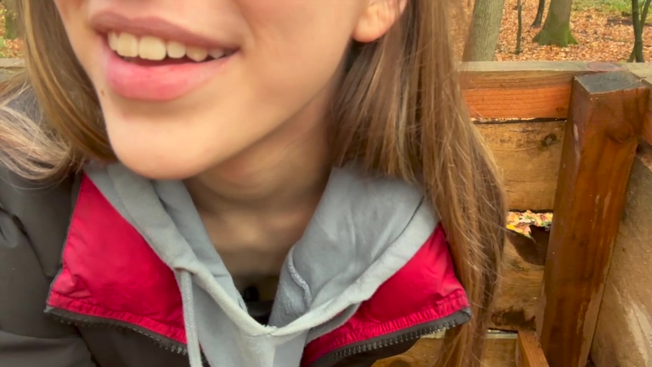 Hey mein Lieber ^^
Bei meinem letzten Waldspaziergang hatte ich mega Lust es mir wieder in der Natur zu besorgen  
Also habe ich mir den erstbesten Hochsitz im Wald gesucht, die Cam aufgestellt und angefangen es mir sanft zu besorgen.?Als es dann gerade anfing so richtig scharf zu werden, hörte ich hinter mir Äste knacken und kurz darauf einen Ruf… ein Förster hat mich erwischt!!

Er sagte mir dann dass ich hier auf Privatgrundstück bin und dass er das jetzt seinem Chef melden muss… aber auf soviel Trubel hatte ich garkein Lust und Ärger wollte ich auch nicht bekommen. Also habe ich ihm ein geiles Angebot gemacht dass er auch sehr gerne angenommen hat  ??
Am Ende hatte ich soviel Spaß dabei seinen dicken Schwanz tief in den Rachen zu nehmen, dass meine Spucke schon ständig Fäden gezogen hat  Als sein Schwanz dann explodiert ist hatte ich seine Sahne überall. Im Mund, im Gesicht, auf der Jacke und auf den Händen ;)) Danach durfte ich dann auch wieder nach Hau
