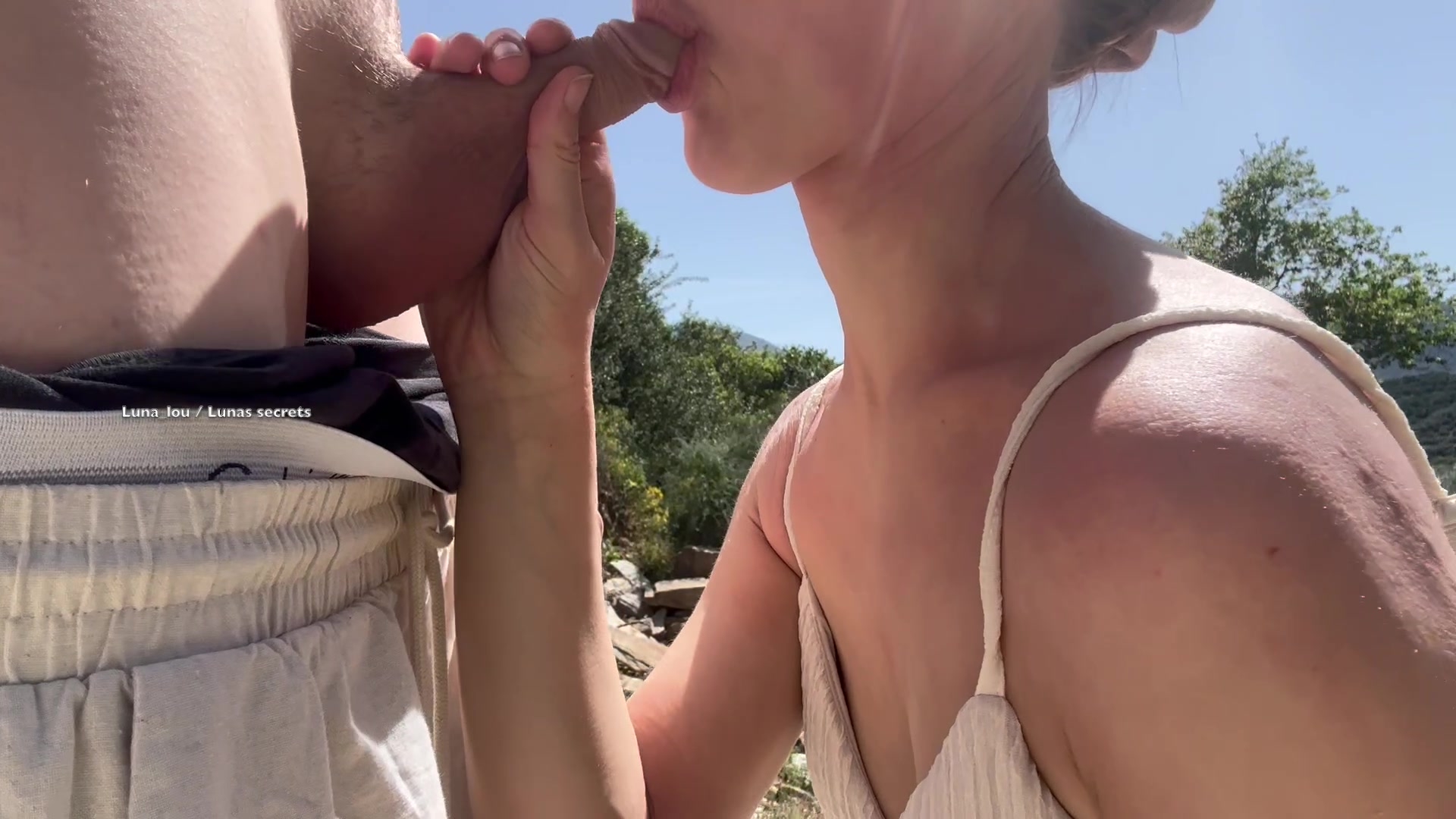 Griechische APHRODITE!! Ich werde zur NYMPHOMANIN und kann nicht genug WICHSE bekommen?!?!? Hey mein Lieber ^^

Mein Griechenland-Urlaub ist wirklich verdammt heiß. Nicht nur kann ich bei dem tollen Wetter hier ganz viel Vitamin D tanken, ich werde auch jeden Tag mit ordentlich Vitamin DICK versorgt  

Keine Ahnung ob es an dem Klima hier liegt, vielleicht ist auch was im Wasser. Aber ich bin durchgehend so unfassbar Horny.  Zum Glück habe ich hier jemandem mit mir im Urlaub der mir immer seinen Schwanz zur verfügung stellt wenn ich es will  

Schon am Strand merkte ich wie meine Pussy wieder richtig hungrig wurde. Als ich Ihm das sagte ging er direkt mit mir auf einen gut besuchten Wanderpfad.  
Die warme Sonne auf meiner Haut machte dass mein ganzer Körper sich nach ihm und seinen Stößen verzehrte.  

Und als wir endlich ein ruhiges Plätzchen gefunden haben, vergrub er seinen Schwanz direkt in meiner Kehle nachdem ich mich vor ihm gefingert habe.  So schön hart und nass wie er danach war fühlte er sich gleich doppelt s