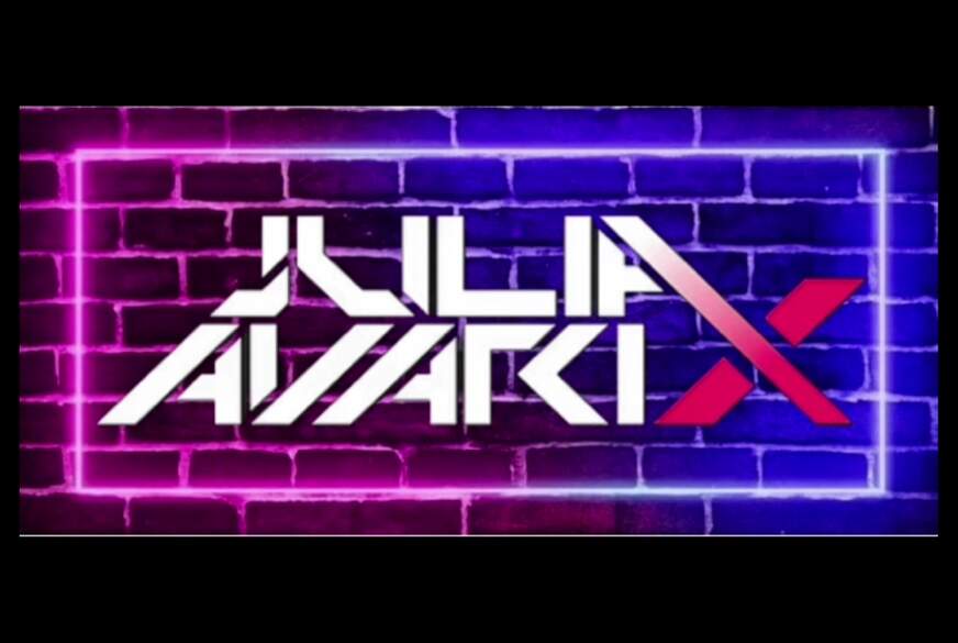 JuliaAvarix: Zocken oder doch lieber meinen A***h f****n?