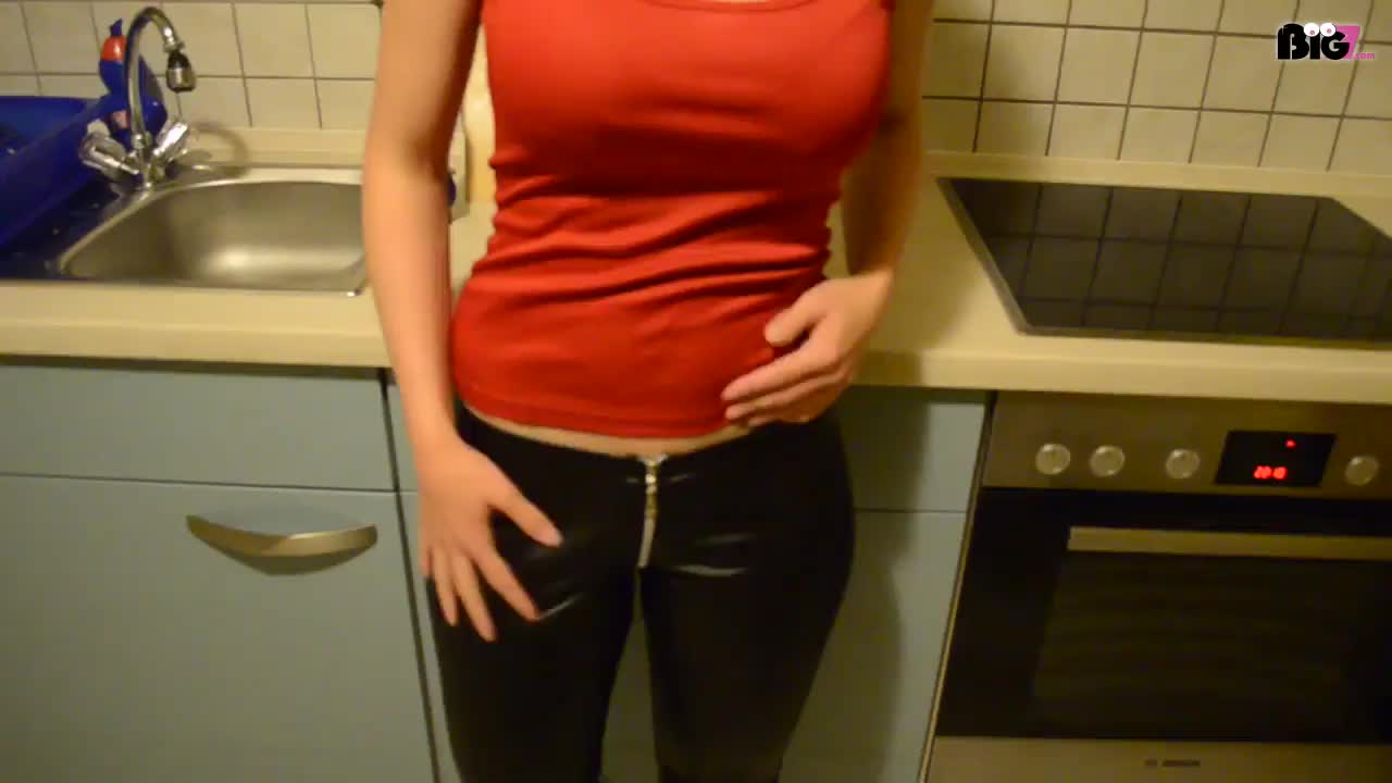 Ich war bei meiner besten Freundin zu Besuch und wir haben den ganzen Abend lang über geile Sex Fantasien geredet. Sie musste plötzlich weg und ich war immer noch total notgeil.Zum Glück wusste ich wo sie ihre Dildo Sammlung aufbewahrt. Ich habe mich richtig geil mit ihrem Vibrator durchgefickt. Ihr geiler Fotzensaft vermischte sich mit meinen. Ich habe es mir tief und hart in ihrer Küche auf dem Boden und auf der Arbeitsplatte besorgt bis ich klatschnass wurde und nur so vor Geilheit stöhnen musste. Es war ein verdammt geiles Gefühl den perlgenoppten Vibrator tief in mir zu spüren. :-) Doch plötzlich ging die Tür auf und ihr Mann stand vor mir...

Wie es dann weiter ging siehst du in meinem Video: \\\