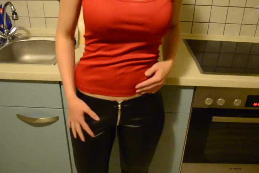 F**kmaus21: Heimlich mit dem Dildo der Freundin g*****t